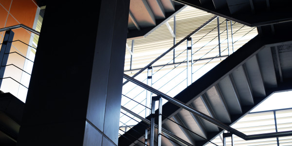 Pintar Fachadas de Empresas / Negocios / Locales Comerciales Torrejón de la Calzada · Pintado de Escaleras