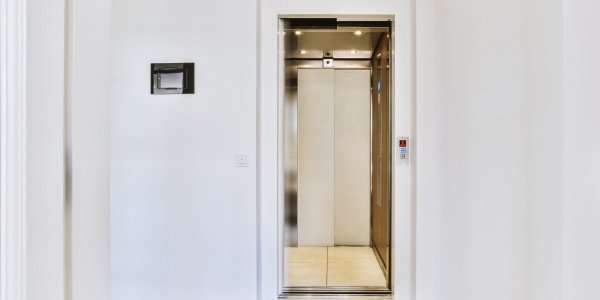 Pintar Fachadas y Patios de Luces de Comunidades Vecinos / Propietarios Cercedilla · Esmalte de Puertas de Ascensores, Puertas de Emergencia y Portales